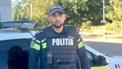 El este Gabriel, polițistul erou de 21 de ani care a salvat viața unui băiețel rănit la un festival din Botoșani. L-a urcat în mașina poliției și l-a transportat de urgență la spital El este Gabriel, polițistul erou de 21 de ani care a salvat viața unui băiețel rănit la un festival din Botoșani. L-a urcat în mașina poliției și l-a transportat de urgență la spital